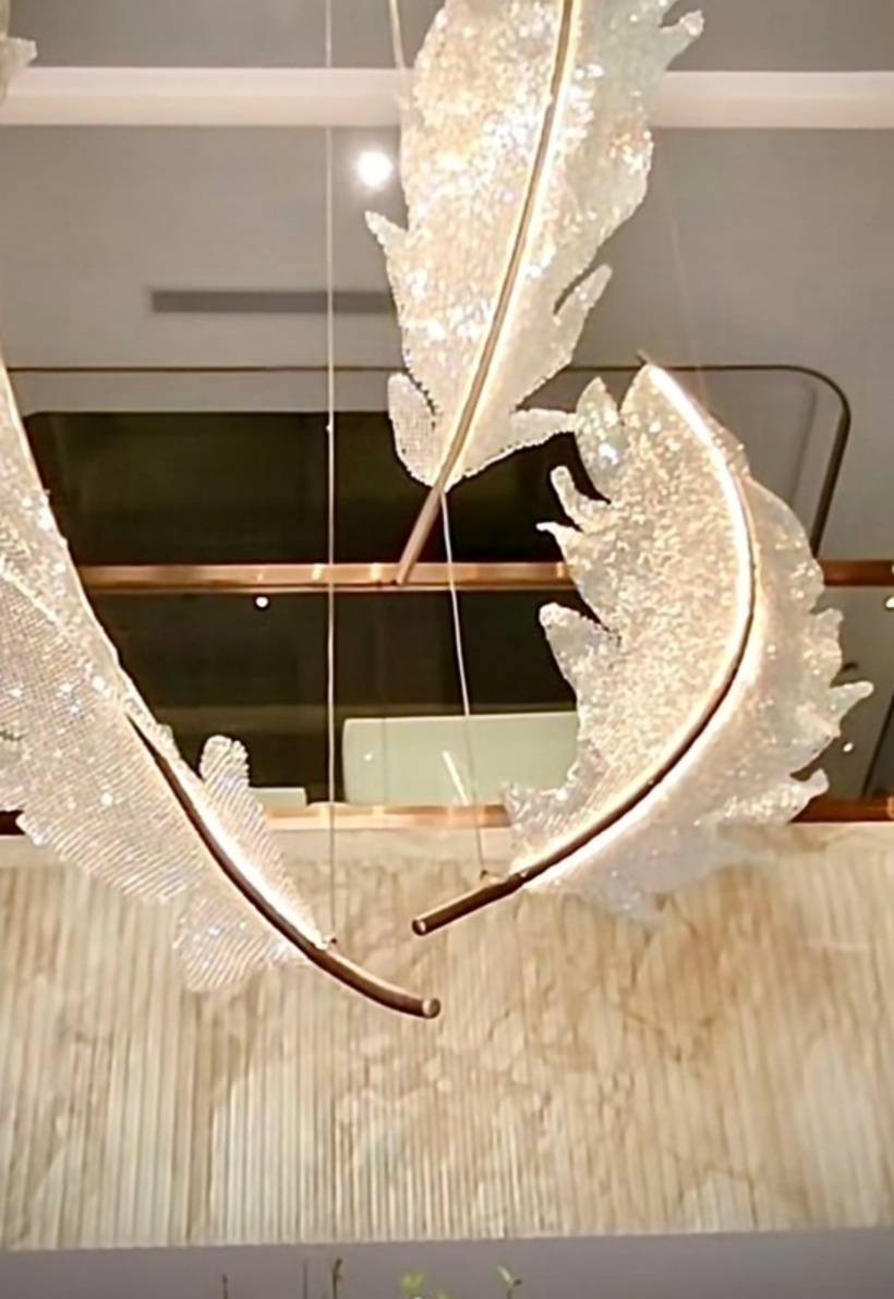 Do 2 vợ chồng nghệ sĩ đều hoạt động nghệ thuật, Hoài Phương ưu tiên dùng những hoạ tiết như lông vũ, nốt nhạc, phím đàn piano...