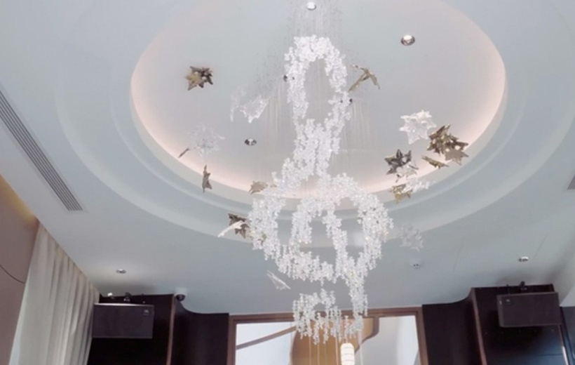 Hoài Phương nói rằng, nhà anh có hệ thống đèn pha lê "độc nhất vô nhị", trên thế giới sẽ không có bộ thứ hai.