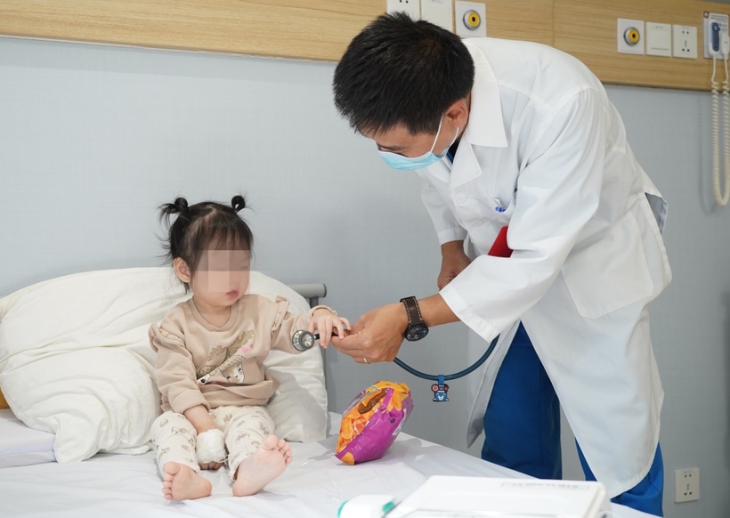 Nhiều bệnh nhi mắc cúm phải nhập viện điều trị. Ảnh: BSCC