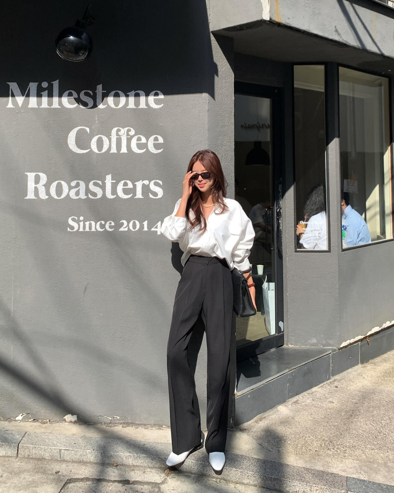 Áo sơ mi và quần âu màu đen là một trong những công thức diện đồ cơ bản nhất. Tuy nhiên, cách phối đồ này không gây nhàm chán. &nbsp;Ưu điểm của combo áo sơ mi và quần âu đen chính là sự thanh lịch, trang nhã.