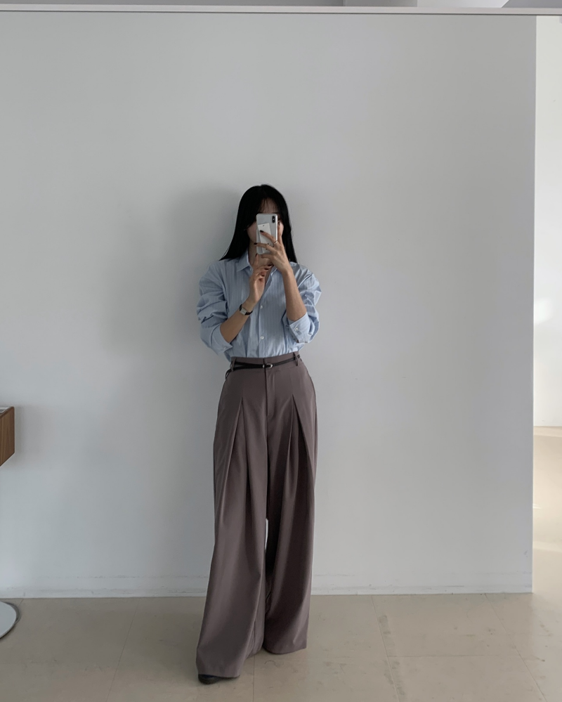 Quần âu màu xám là item đáng tham khảo cho mùa thu vì sự cá tính và thanh lịch. Vẻ ngoài của chị em sẽ trở nên trẻ trung hơn nhưng không kém phần tinh tế khi kết hợp quần âu xám với áo sơ mi màu xanh.