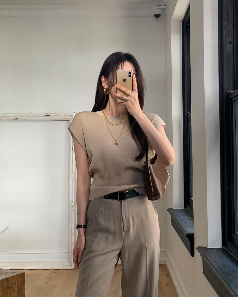 Áo len tăm và quần âu đồng màu đã tạo nên bộ trang phục trẻ trung nhưng không kém phần nhã nhặn.