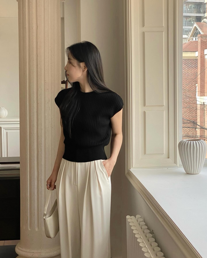 Công thức áo dệt kim màu đen kết hợp với quần âu trắng trên đây thậm chí còn giúp người mặc ghi điểm tinh tế, sang xịn mịn.