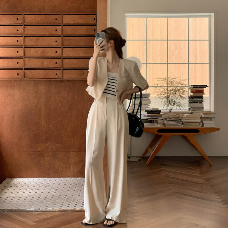 Bộ suit cộc tay là kiểu trang phục chị em nên diện nhiều trong mùa thu. Mẫu áo kẻ ngang layer bên trong tạo điểm nhấn nổi bật cho bộ cánh.