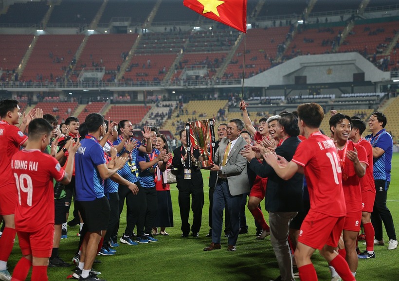 Chủ tịch VFF cùng tuyển Việt Nam ăn mừng chức vô địch. Ảnh: VietNamNet