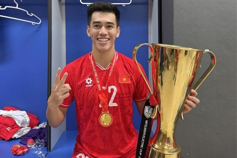 Huy chương vàng của Tiến Linh in dòng chữ khác lạ với đồng đội. Ảnh: Znews