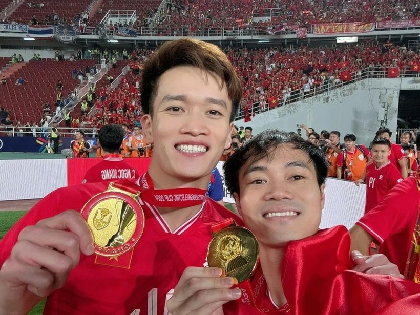 HCV của Hoàng Đức và Văn Toàn đều có chữ "Champions". Ảnh: PLO