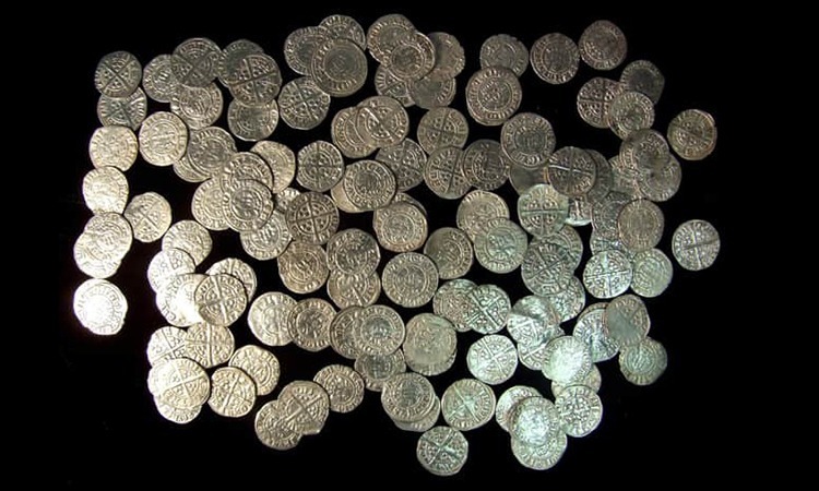 Gần 8.500 đồng xu bạc có niên đại từ thế kỷ 13 và 14 đã được tìm thấy gần làng Dunscore, tây bắc Dumfries, Scotland. Ảnh:&nbsp;The Scotsman