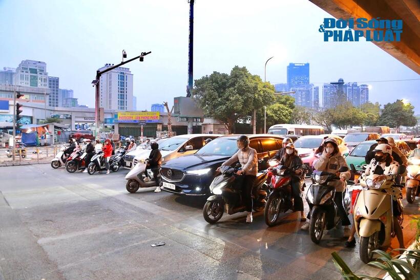 Ghi nhận tại nút giao ngã tư Nguyễn Hoàng - Phạm Hùng, người tham gia giao thông đã nghiêm chỉnh chấp hành nghiêm luật giao thông đường bộ