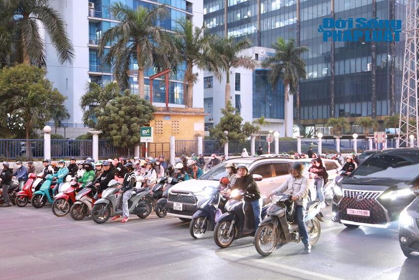 Các phương tiện dừng chờ đèn đỏ đúng vạch kẻ đường