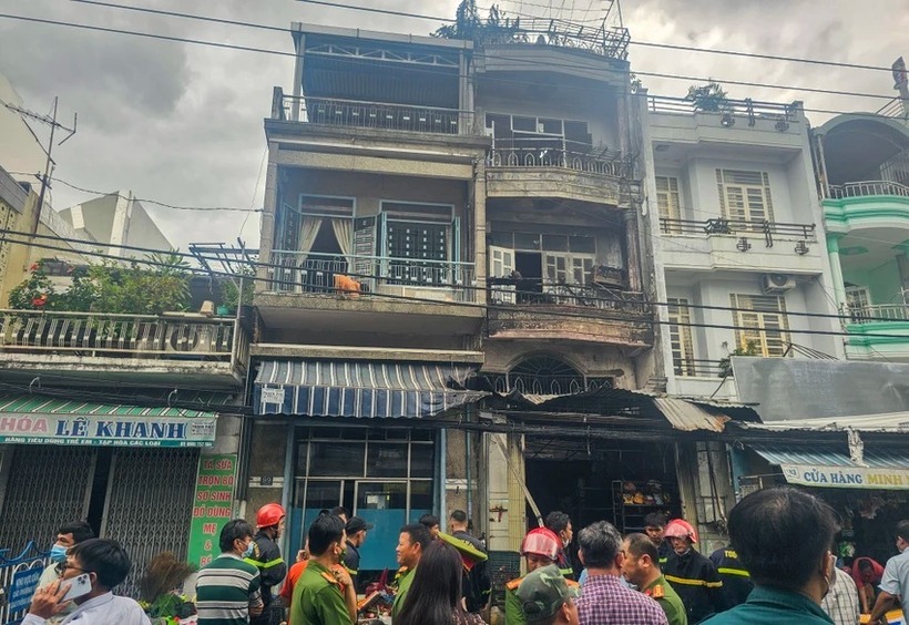 Công an phong tỏa, khám nghiệm hiện trường vụ cháy ở TP.Nha Trang. (Ảnh: Pháp luật TP.HCM)