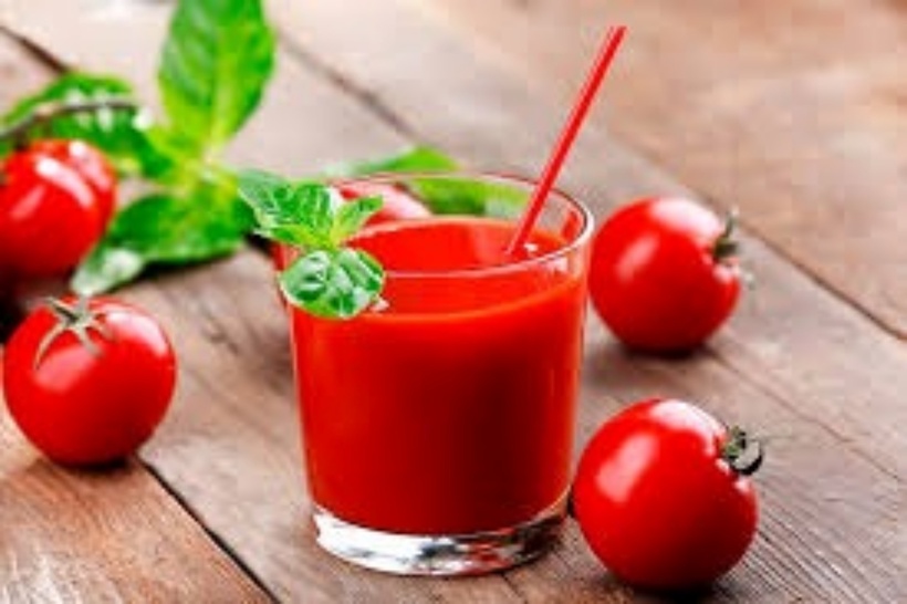 Trong nước ép cà chua chứa chất chống oxy hóa mạnh như lycopene và beta-carotene, giúp giảm các nguy cơ mắc bệnh tim như huyết áp cao, cholesterol cao và tích tụ mỡ trong động mạch (xơ vữa động mạch). Ảnh minh họa.