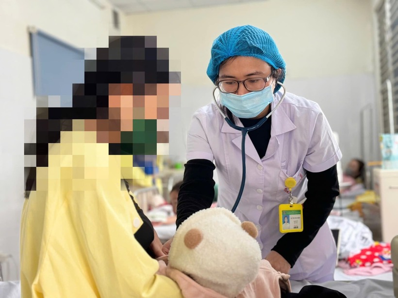 ThS.BS Lê Thị Thu Hiền khám cho bệnh nhi tại bệnh viện. Ảnh: BVCC