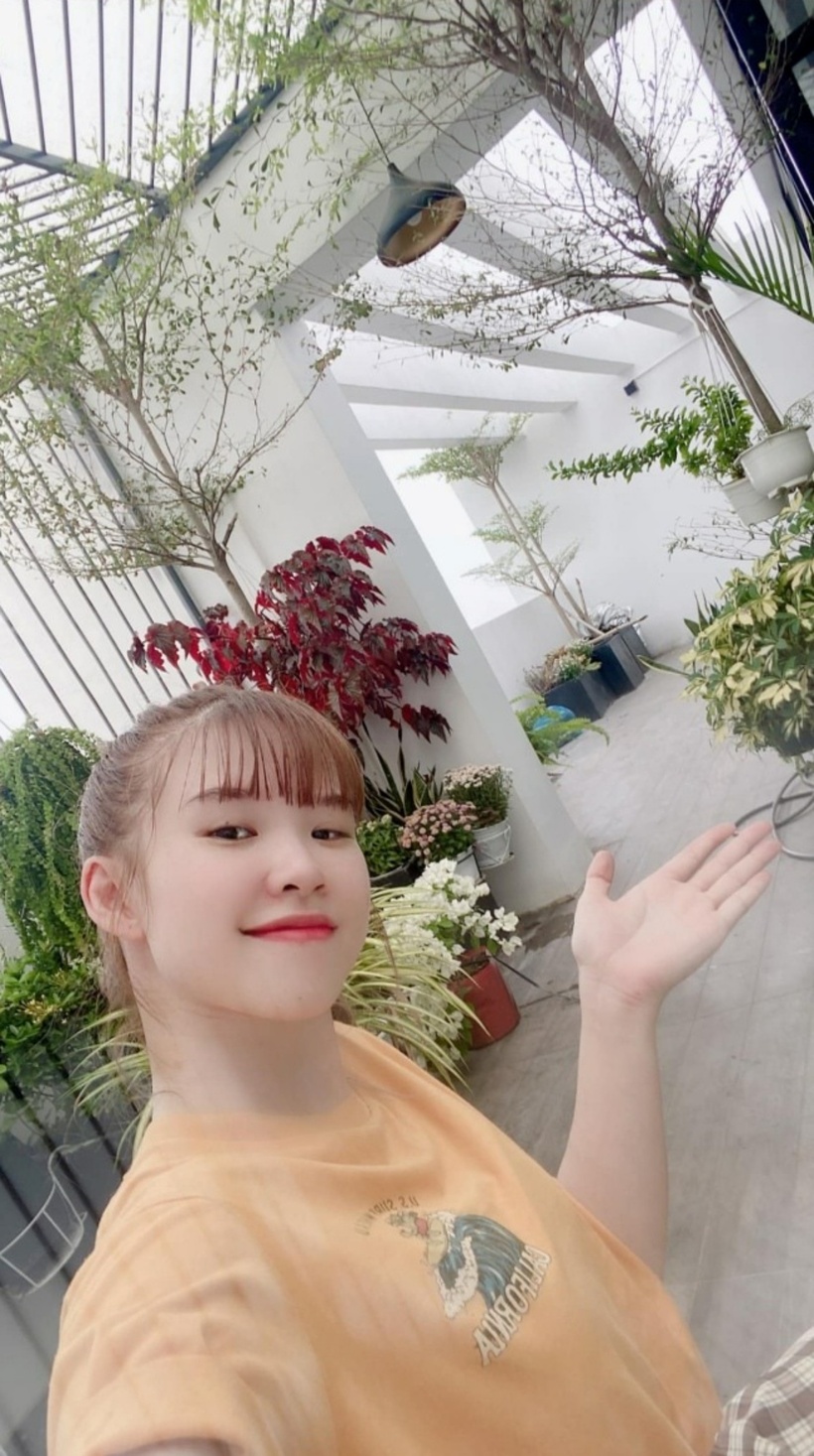 Ở phía ngoài vườn, vợ chồng Khởi My và Kelvin Khánh trồng rất nhiều cây xanh và hoa.