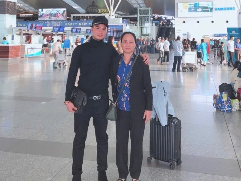 Mẹ Bẩy tiễn con ra sân bay năm 2016. Ảnh: Tạp chí Tri Thức