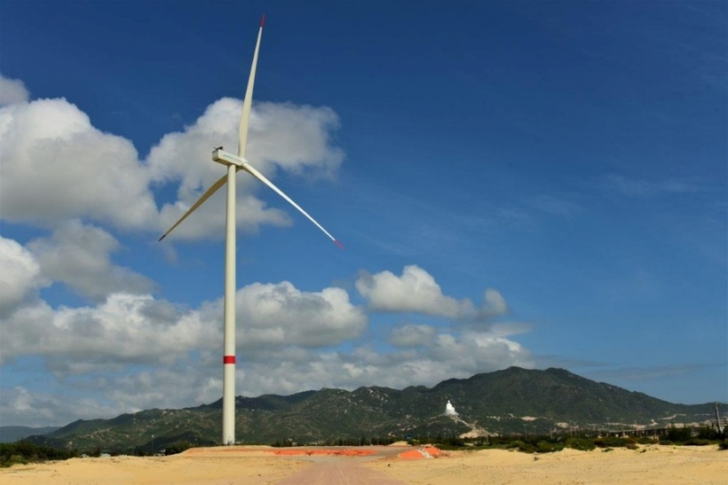 Cánh đồng điện gió Phương Mai hiện lên như một bức tranh tuyệt đẹp với những trụ turbine gió trắng muốt, cao vút trên nền trời xanh ngắt. Ảnh minh họa