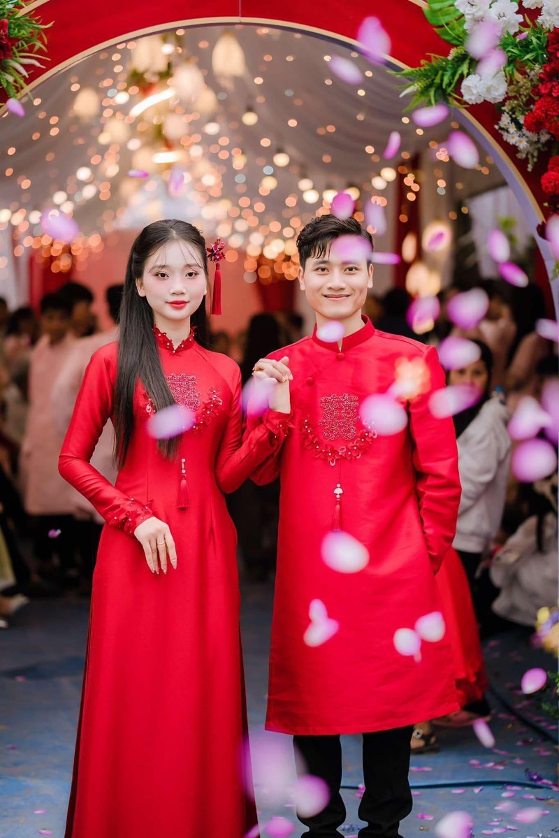 Ngay trước ngày ăn hỏi, cặp đôi cùng phải đến bệnh viện gần nhà truyền nước. Ảnh: Vietnamnet.