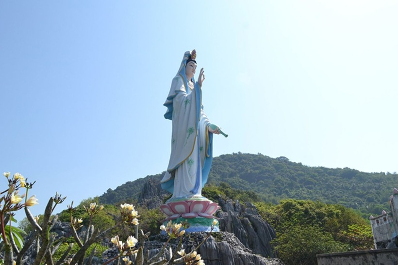 Du lịch hòn Nghệ, bạn nhất định phải ghé đến núi Lầu Chuông để chiêm ngưỡng tượng Phật Bà khổng lồ trên đỉnh núi. Ảnh minh họa