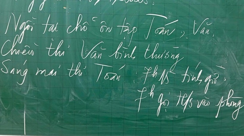 Giáo viên viết lên bảng thông báo học sinh ngồi tại chỗ ôn tập trong giờ kiểm tra môn Toán học kỳ I ở TP.Thái Bình. Ảnh: Dân trí