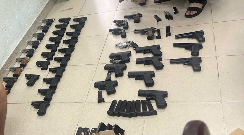 Tang vật súng đạn và các loại hung khí thu giữ. (Ảnh: VietnamNet)