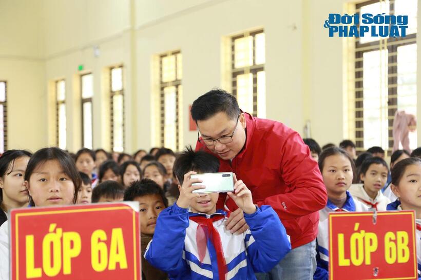 Tại buổi công tác, các em học sinh nhà trường cũng được nhà báo Trần Quang Khởi, Trưởng ban Chuyên trang video Tạp chí Điện tử Người Đưa Tin Pháp luật (Cơ quan của trung ương Hội Luật gia Việt Nam) giới thiệu, hướng dẫn về tác nghiệp báo chí đa phương tiện.