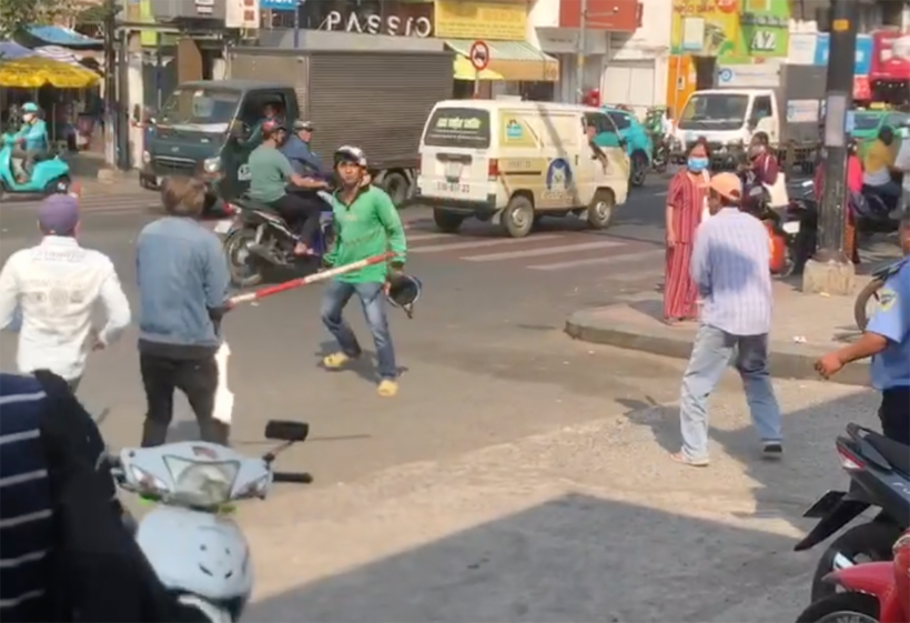 Màn hỗn chiến xảy ra nơi đông người. Ảnh: VietNamNet