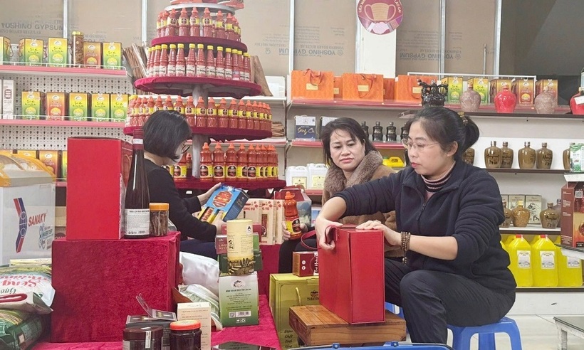 Các cửa hàng bán và trưng bày đặc sản Lào Cai dùng các sản phẩm đó làm thành các giỏ quà tết để thuận lợi cho khách mua.