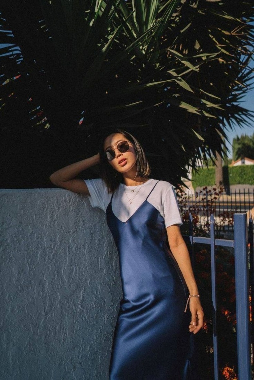 Bạn có thể kết hợp váy suông với giày sneaker, boots hoặc sandal để tạo nên những phong cách khác nhau. Ảnh minh họa