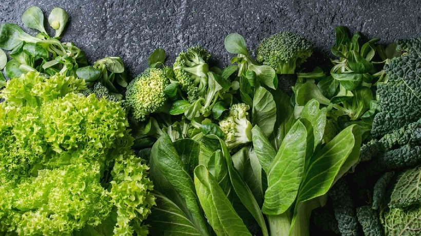 Rau lá xanh chứa nhiều chất chống oxy hóa như&nbsp;vitamin C, vitamin E, beta-carotene (tiền chất vitamin A), lutein và zeaxanthin.