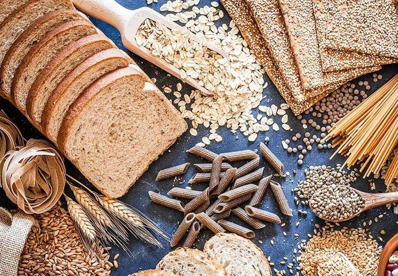 Hàm lượng carbohydrate trong ngũ cốc nguyên hạt như quinoa, gạo lứt, yến mạch, lúa mạch, ngô... cung cấp năng lượng cho cơ thể.