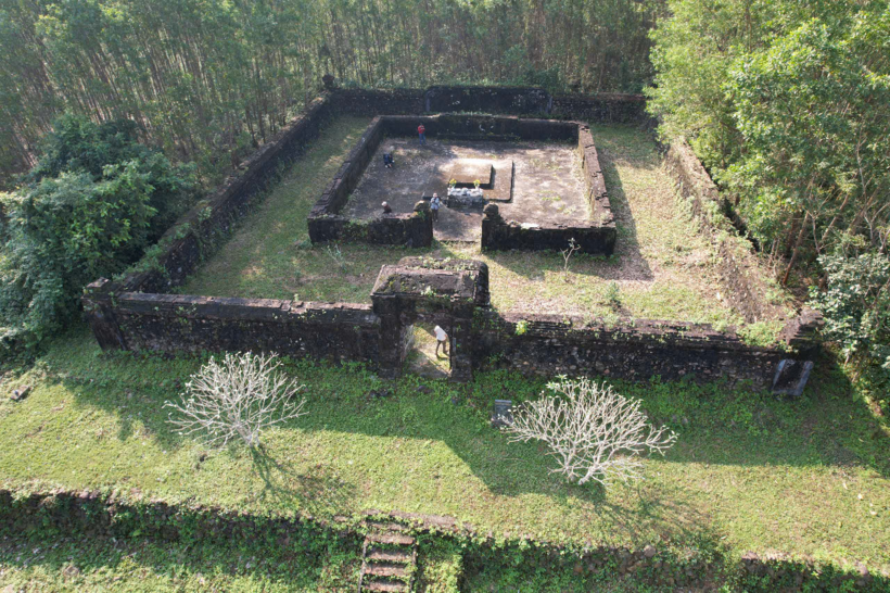 Toàn cảnh khu lăng mộ. Ảnh: Thanh Niên