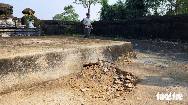 Mộ phần của chúa Nguyễn Phúc Khoát bị đào trộm, nghi để tìm kiếm cổ vật, vàng bạc. Ảnh: Tuổi Trẻ