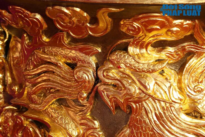 Phần mắt của họa tiết Rồng đều được đính đá Ruby đỏ.