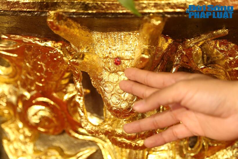 Đặc biệt, theo anh Ngô Văn Nghiệp, phần chính giữa của chậu hoa được đính một viên kim cương.