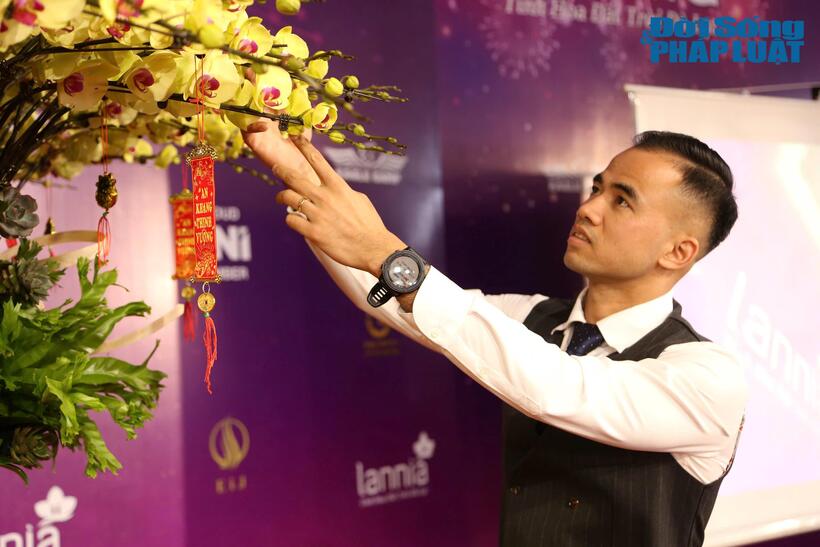 Trước những thông tin trên mạng xã hội về mức giá “không tưởng” của chậu lan, anh Ngô&nbsp; Nghiệp cho biết giá trị của chậu hoa mang tính chất “độc bản”: “Từ lúc lên ý tưởng và hoàn thiện sản phẩm mất hơn 3 tháng, phần chậu làm thủ công do 3 nghệ nhân làm, phần hoa cũng được lựa chọn kỹ lượng từ Đà Lạt và được kết trong 3 ngày 3 đêm”, anh Nghiệp nói.