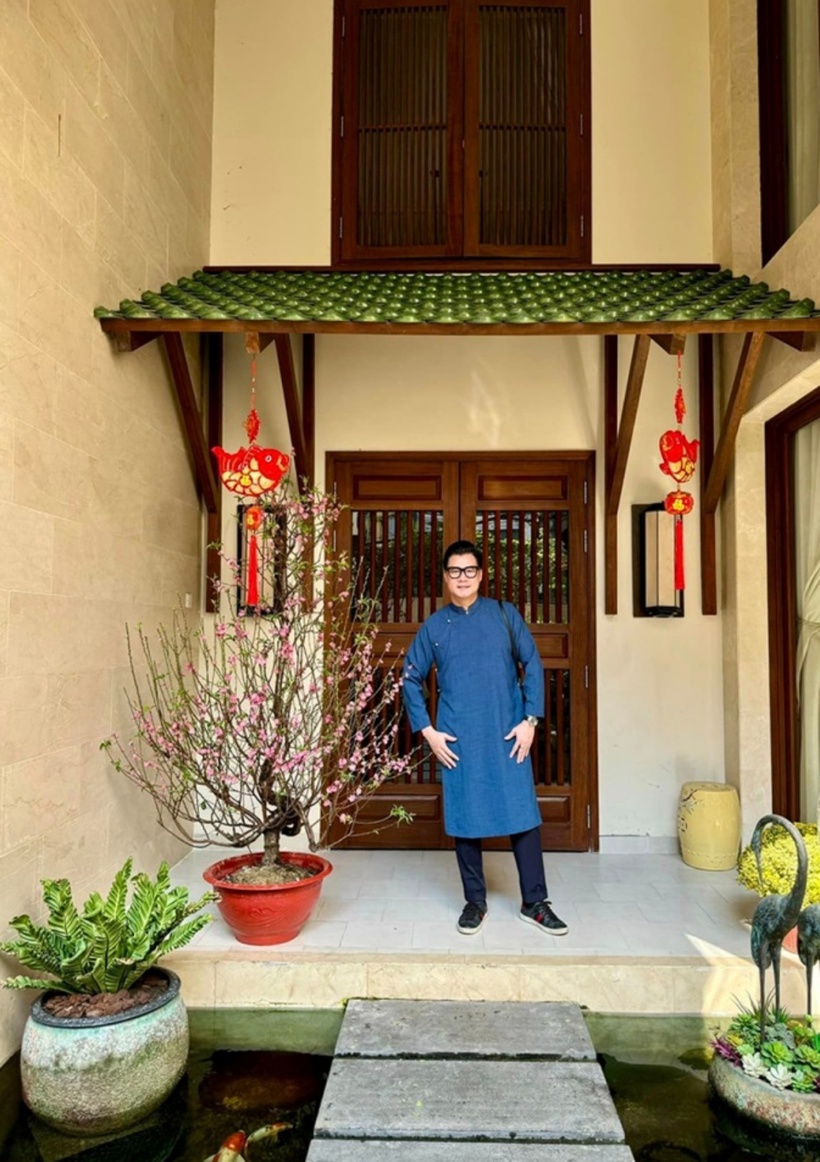 Sau sinh nhật 80 tuổi của mẹ, Quang Dũng đã đón bà từ Quy Nhơn (Bình Định) vào TP.HCM sống chung tại căn biệt thự 3 tầng, có diện tích 400m2 và thiết kế tối giản theo phong cách Nhật Bản. "Từ ngày sống với mẹ, tôi sửa lại ngôi nhà phù hợp hơn cho người cao tuổi", anh cho hay.