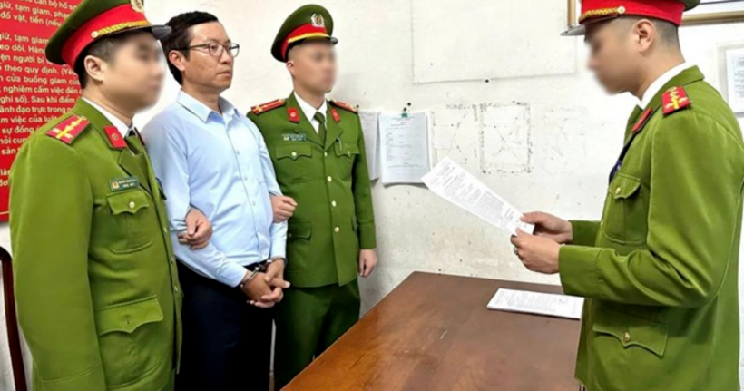 Tống đạt các quyết định tố tụng đối với Hoàng Anh Đức, nguyên Tổng Giám đốc Công ty Cổ phần Xi măng Hạ Long. (Ảnh: Công an Quảng Ninh)
