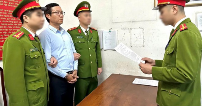 Tống đạt các quyết định tố tụng đối với Hoàng Anh Đức, nguyên Tổng Giám đốc Công ty Cổ phần Xi măng Hạ Long. (Ảnh: Công an Quảng Ninh)