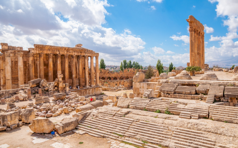 Mặc dù thường được coi là công trình của La Mã cổ đại, Baalbek có nguồn gốc từ một nền văn minh lâu đời hơn, có thể là sự kết hợp giữa Phoenicia và La Mã.