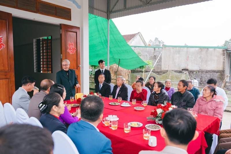 Chú rể Bá Định một mình thực hiện các nghi thức trong đám cưới. Ảnh: Vietnamnet.