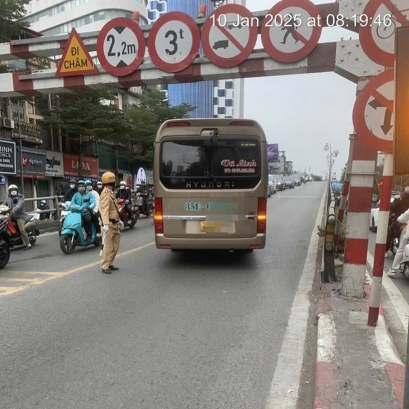 Chiếc xe khách vi phạm. (Ảnh: Tiền phong)