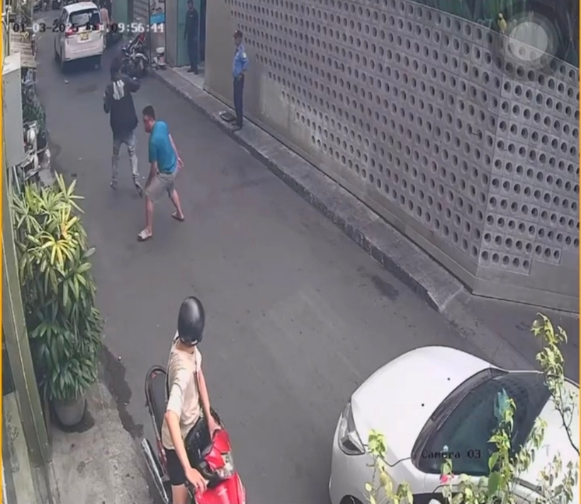 Camera an ninh đã ghi lại diễn biến vụ ẩu đả trên đường phố. Ảnh: VietNamNet