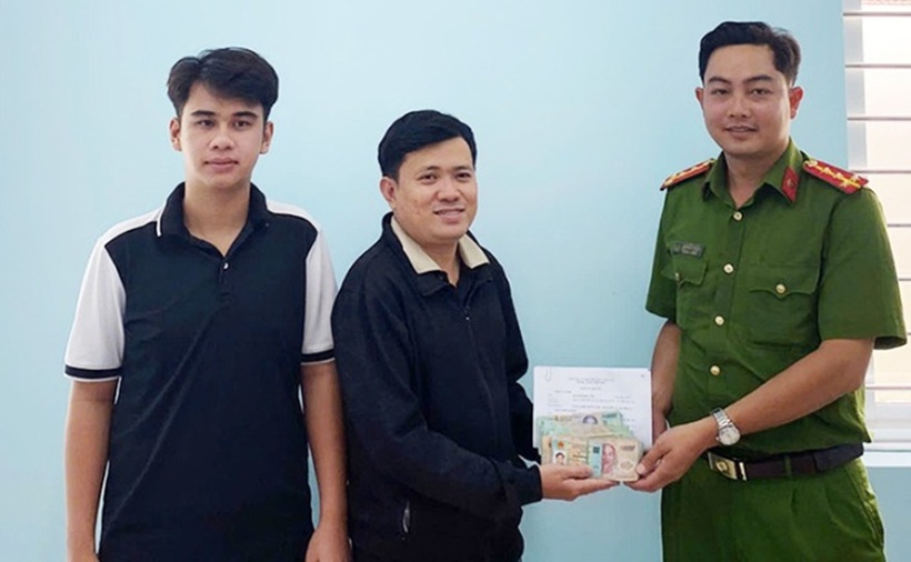 Phát (bìa trái) cùng anh Trọng tại buổi bàn giao lại tài sản tại trụ sở công an xã. (Ảnh: VnExpress)