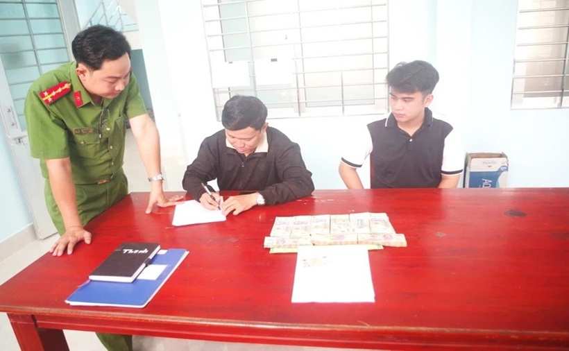 Công an xã Thạnh Trị và em Võ Thành Phát đã bàn giao toàn bộ số tiền và giấy tờ cho người đánh rơi. (Ảnh: PLO)