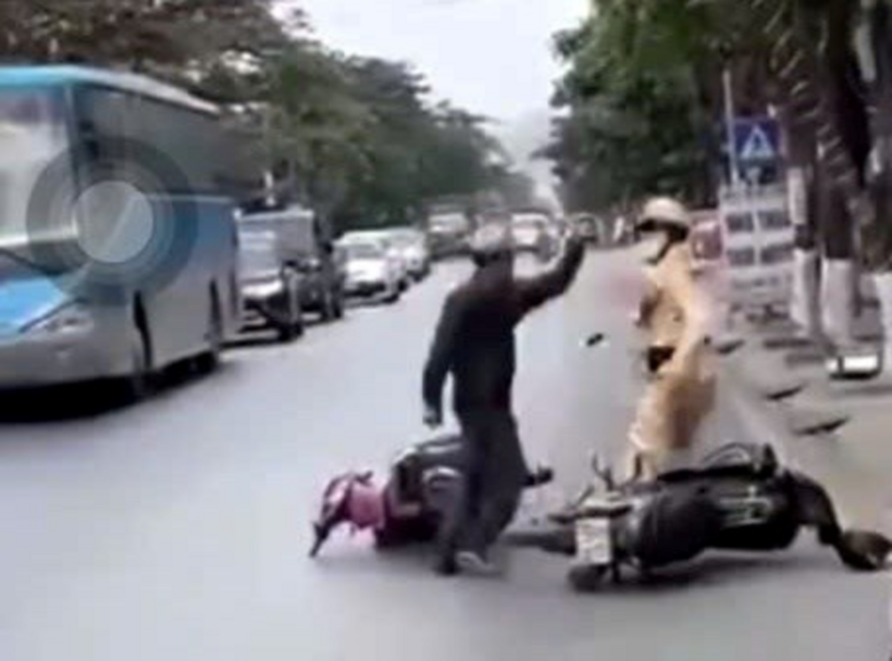 Hình ảnh đối tượng Nguyễn Văn Thuyên hành hung CSGT tại Kiến An, Hải Phòng. Ảnh: Dân Việt