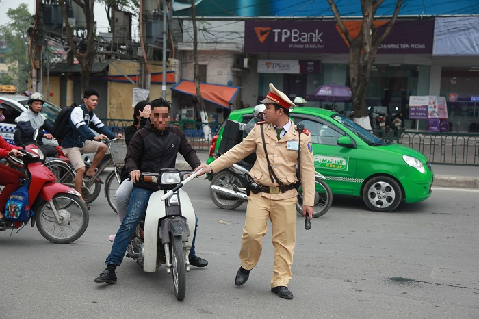 Từ 1/1/2025, điều khiển xe máy không đội mũ bảo hiểm sẽ bị xử phạt như thế nào. Ảnh minh hoạ