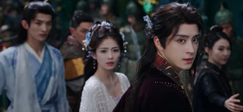 Ai nấy đều ở trong tư thế sẵn sàng chiến đấu khi Hoa Lâm cho người bao vây.