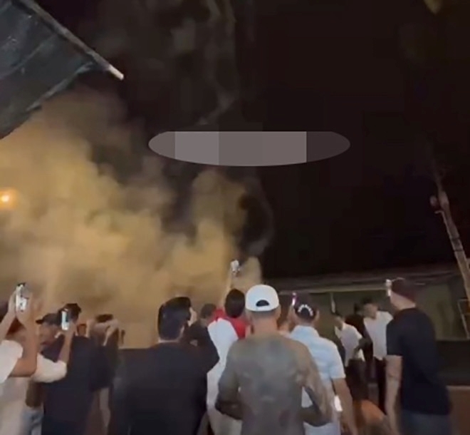 Nhóm thanh niên đốt pháo hoa, nhảy múa ảnh hưởng đến trật tự an toàn giao thông. Ảnh: VietNamNet