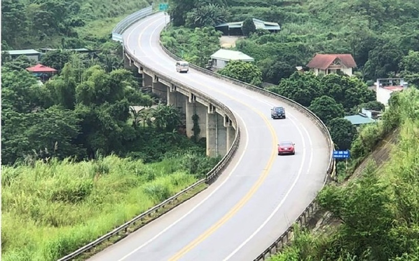 Việc hiểu rõ và tuân thủ các quy định về đường 2 làn là vô cùng quan trọng để đảm bảo an toàn giao thông và tránh bị xử phạt. Ảnh minh họa