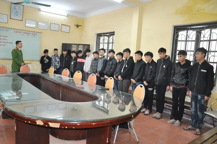 Các đối tượng tại cơ quan công an. Báo Hải Dương